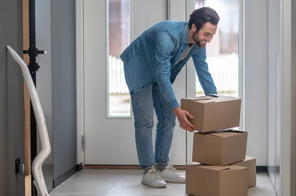 Cajas Movimiento Sonriente Joven Barbudo Hombre Caucásico Pie Doblado Sobre — Foto de Stock