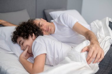 Huzurlu bir sabah. Baba ve oğul uyuyor ve huzurlu görünüyorlar.