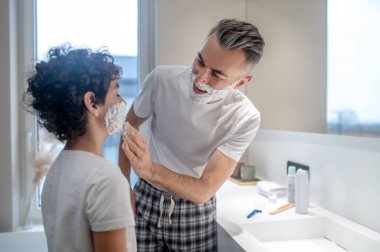 Tıraş sanatı. Babası küçük oğluna tıraş olmayı öğretiyor.