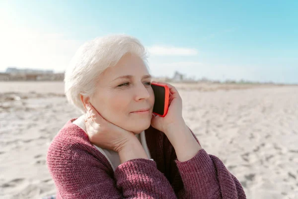 Портрет Спокойной Красивой Седой Белой Женщины Делающей Телефонный Звонок Пляже — стоковое фото