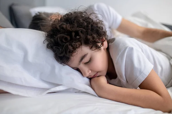 Békés Reggel Apa Fia Alszik Békésnek Tűnnek — Stock Fotó