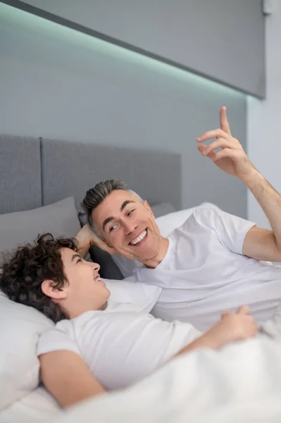 Morgen Vater Und Sohn Reden Morgens Bett Und Sehen Fröhlich — Stockfoto