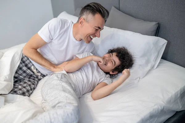 Bom Dia Pai Filho Divertindo Cama Pela Manhã Olhando Alegre — Fotografia de Stock