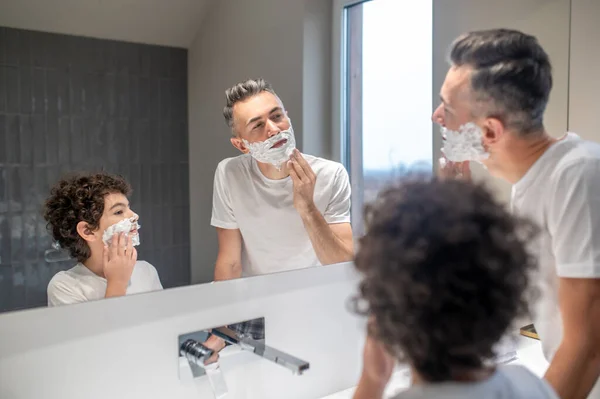 Shaving Dad Son Having Mens Morning Procedures Bathroom — Stock Photo, Image