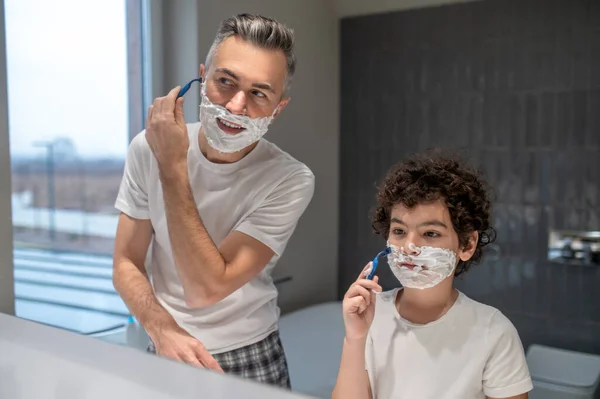 Arte Afeitarse Papá Enseñando Pequeño Hijo Afeitarse —  Fotos de Stock