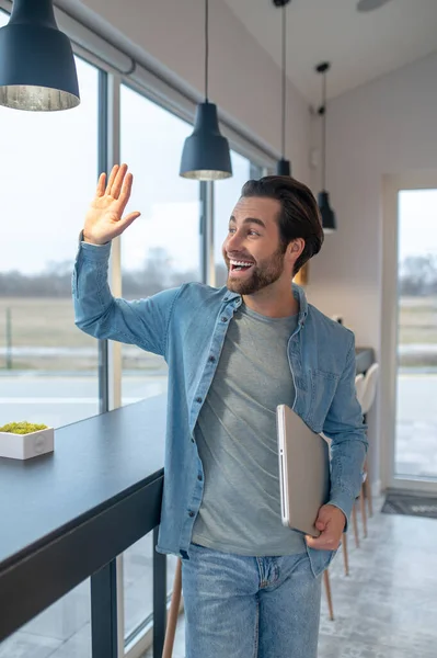 Var Hälsad Glad Man Med Öppen Mun Stående Med Laptop — Stockfoto