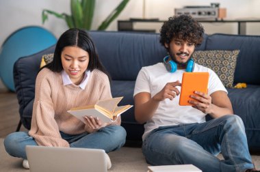 Birlikte çalışıyoruz. Gençler birlikte okuyorlar ve ilgili görünüyorlar.