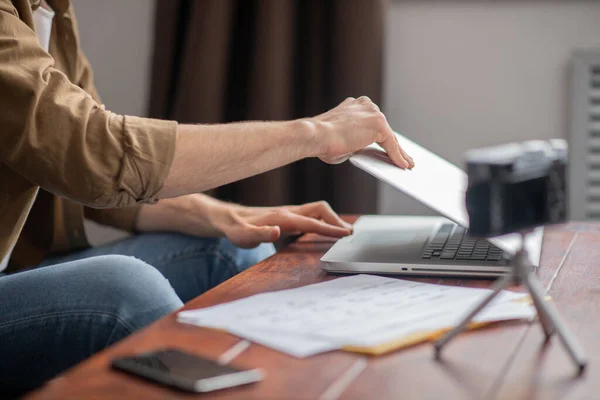 Videokonferencia Férfi Kéz Nyitó Laptop Asztal Közelében Kamera Okostelefon Szobában — Stock Fotó