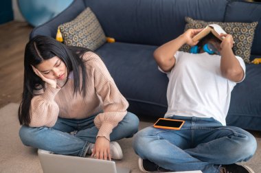 Yorgunum. İki şurup uzun çalışmadan sonra yorgun görünüyor.