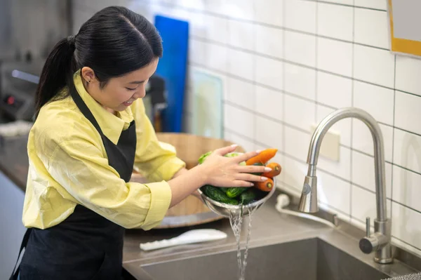 Gemüse Waschen Asiatische Langhaarige Frau Schürze Entleert Wasser Aus Schüssel — Stockfoto