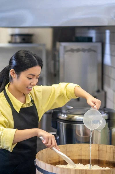 Процес Приготування Їжі Молода Усміхнена Жінка Фартусі Поливає Воду Глечика — стокове фото