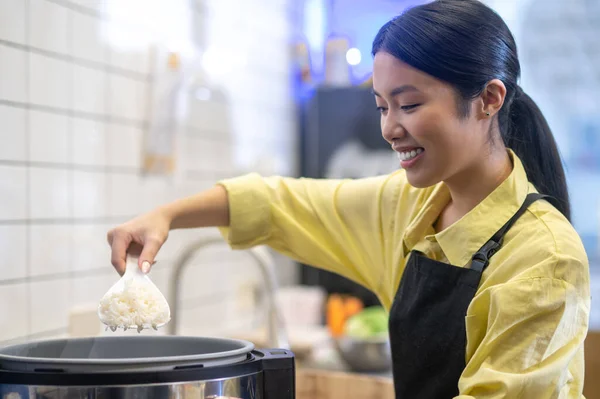 Buen Resultado Sonriente Asiática Joven Delantal Pie Lado Tocamera Mirando — Foto de Stock