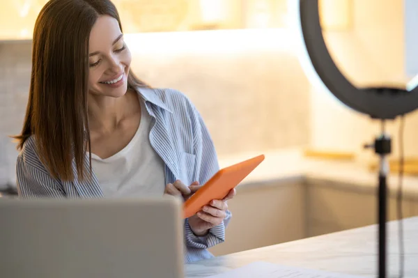 Information Leende Ung Kvinna Tittar Tablett Pekskärm Med Fingret Sitter — Stockfoto