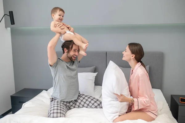 Leuke Stemming Glimlachende Vrouw Pyjama Met Kussen Zitten Tegenover Kijken — Stockfoto