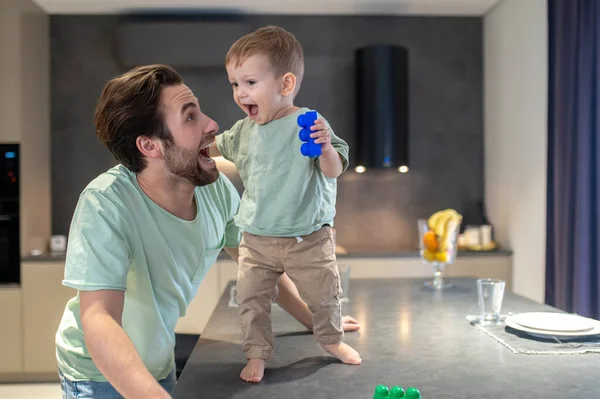Fiatal Család Apa Fia Boldognak Tűnnek Hogy Együtt Lehetnek — Stock Fotó