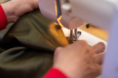 İyi bir sonuç. Dikiş makinesinin yanındaki elleri kapatın. Kumaşı güzel tutun. Yüzü bile görünmesin.