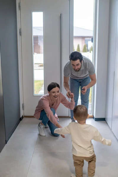 First Steps Little Boy Doing His First Steps His Parents — Stock Photo, Image