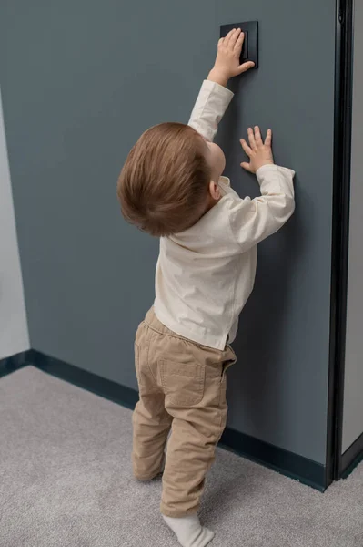 Nieuwsgierig Zijn Klein Jongetje Probeert Het Kluisje Openen — Stockfoto