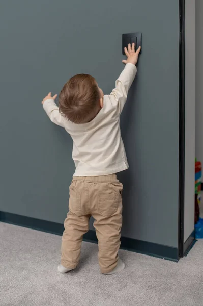 Por Curiosidade Pequeno Menino Tentando Abrir Armário — Fotografia de Stock