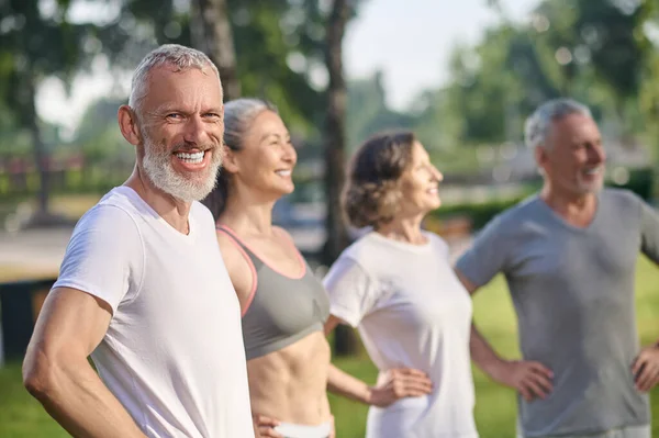 Juntos Grupo Personas Maduras Ropa Deportiva Sienten Muy Bien Juntas — Foto de Stock