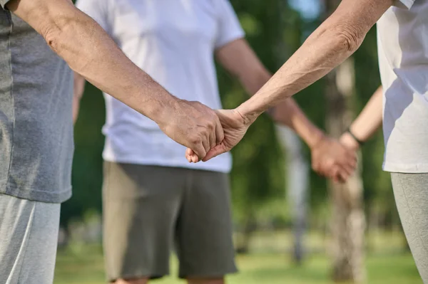 Hand Hand Close Beeld Van Peulenhanden Die Elkaar Vasthouden — Stockfoto