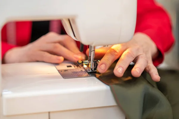 缝制工艺 在无脸缝纫机上轻柔地用手触摸面料缝纫机的密切合作 — 图库照片