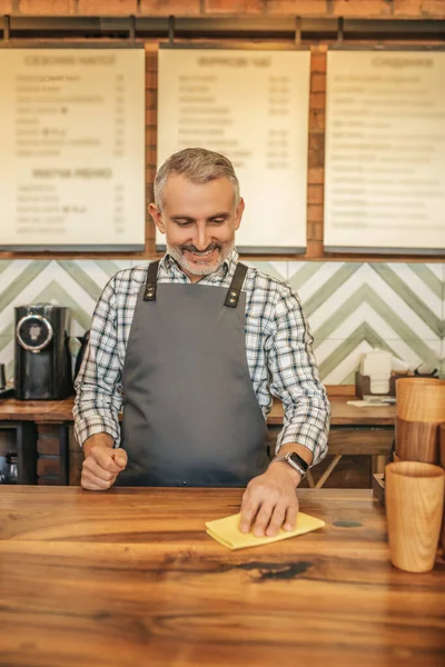 Nauwkeurigheid Vrolijke Grijs Harige Man Schort Glimlachend Kijkend Naar Het — Stockfoto