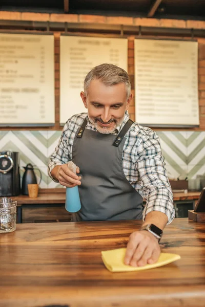 Wischfläche Lächelnder Mann Schürze Spritzt Waschmittel Und Wischt Oberfläche Der — Stockfoto