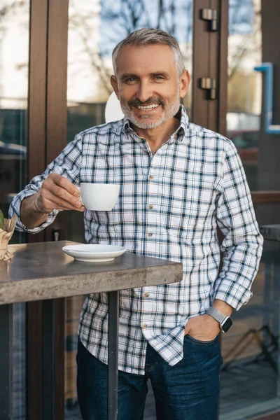 Heure Café Joyeux Homme Âge Moyen Debout Buvant Café Extérieur — Photo