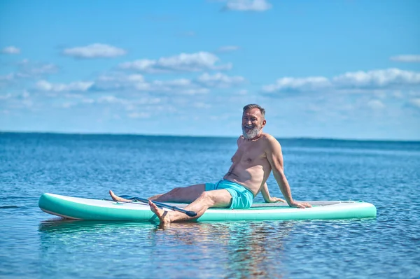 Été Vacances Barbu Homme Âge Moyen Assis Sur Planche Pagaie — Photo