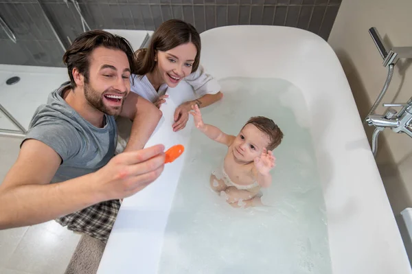 Interesante Aquí Vista Superior Mamá Papá Jóvenes Sosteniendo Juguete Sobre — Foto de Stock