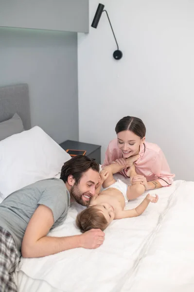 Una Famiglia Felice Giovane Adulto Caucasico Uomo Donna Felice Sorridente — Foto Stock