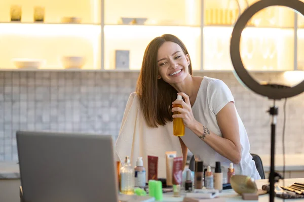 Haarverzorging Jonge Vrolijke Vrouw Van Toepassing Product Lang Haar Zoek — Stockfoto