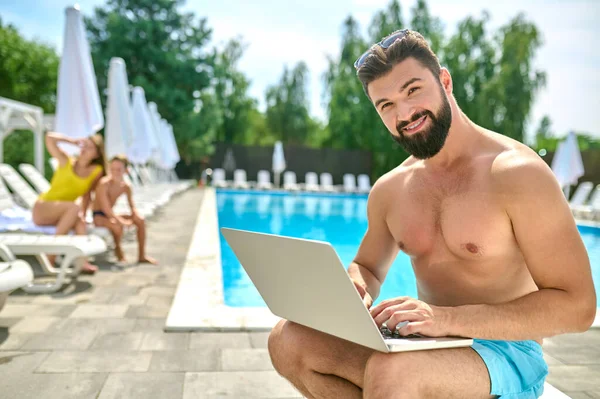 Smiling Pleased Male Vacationer Laptop Sitting Deckchair Swimming Pool Looking — Stock Photo, Image