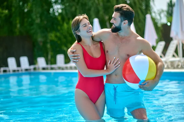 Hombre Alegre Con Pelota Juego Mano Abrazando Una Hermosa Mujer — Foto de Stock