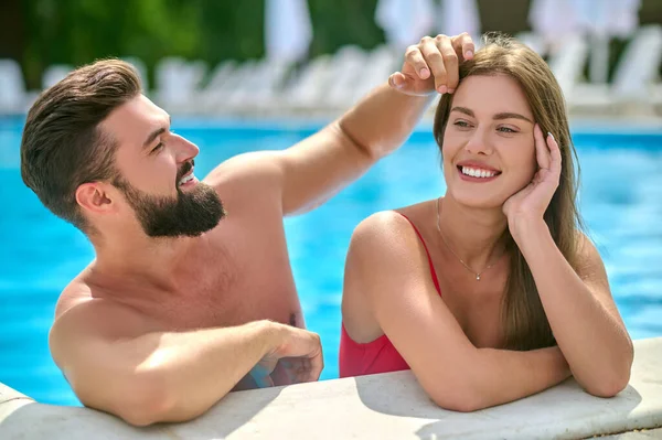 Verliebter Mann Sitzt Swimmingpool Und Streicht Seiner Schönen Freundin Über — Stockfoto