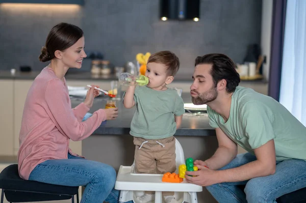 Ontbijt Jonge Familie Ontbijten Keuken — Stockfoto