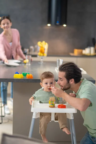 Breakfast Time Dad Mom Small Son Kitchen Home — Stockfoto