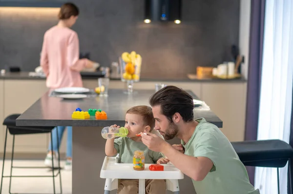 Czas Śniadanie Tata Mama Mały Syn Kuchni Domu — Zdjęcie stockowe