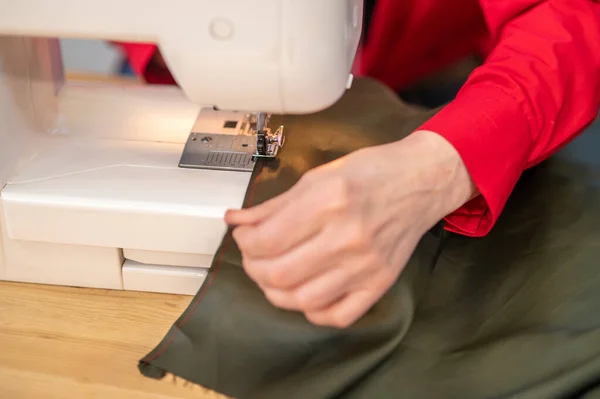 Couture Droite Vue Dessus Des Mains Soignées Expérimentées Touchant Tissu — Photo