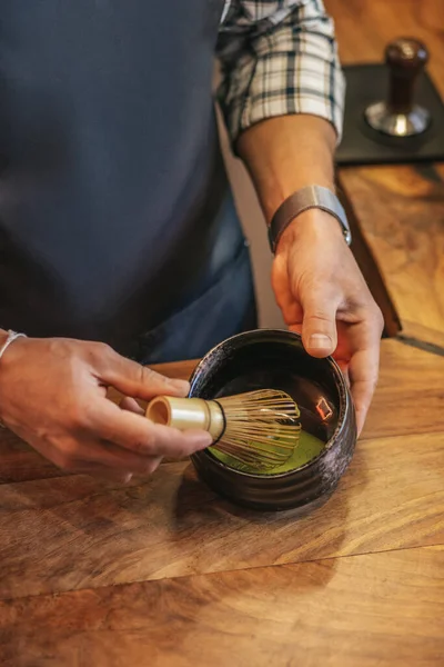 Koch Menschenhände Schürze Verquirlen Flüssigkeit Rundem Behälter Über Tischfläche Kein — Stockfoto