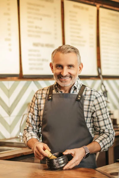 Humor Trabajo Sonriente Hombre Pelo Gris Barbudo Mediana Edad Pie — Foto de Stock