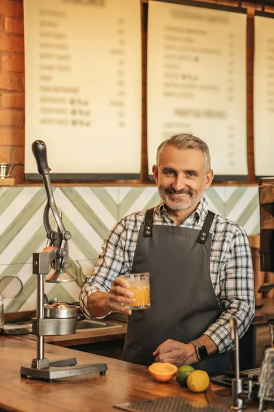 Fresh Juice Smiling Gray Haired Man Apron Holding Out Camera — Stock Photo, Image