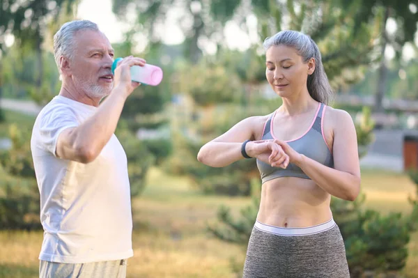 Morgonträning Man Dricker Vatten Efter Morgonträning Med Tränare — Stockfoto