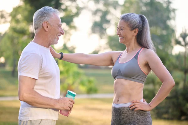 Morgonträning Mannen Som Tränar Parken Med Kvinnlig Tränare — Stockfoto