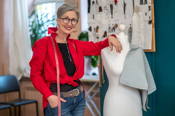 Succès Belle Femme Âge Moyen Confiante Élégante Lunettes Touchant Mannequin — Photo