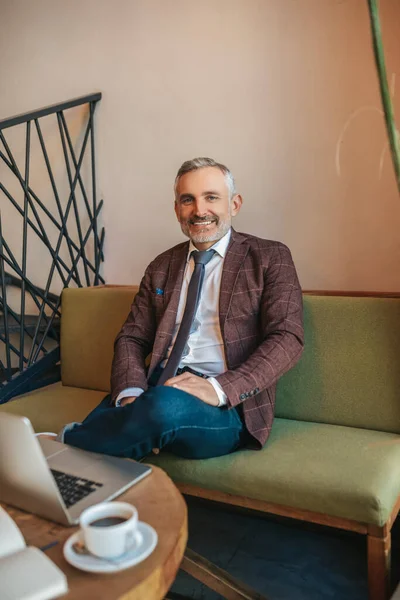 Succès Homme Élégant Aux Cheveux Gris Assis Sur Canapé Table — Photo