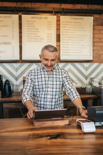 Humor Trabajo Sonriente Hombre Pelo Gris Barbudo Mediana Edad Pie —  Fotos de Stock