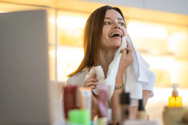 Goed Idee Jonge Optimistische Vrouw Aanraken Gezicht Met Handdoek Kijken — Stockfoto