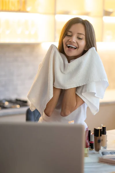 Cuidado Facial Mujer Bonita Sosteniendo Toalla Nivel Del Cuello Pie — Foto de Stock